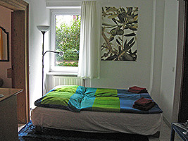 Kleines Zimmer mit ausziehbarem Bett