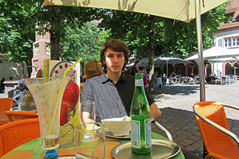 Ein wohlverdientes Eis auf dem Freiburger Rathausplatz Ein wohlverdientes Eis auf dem Freiburger Rathausplatz