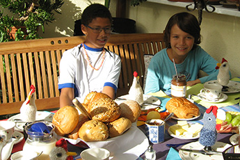 Geburtstagsfrühstück auf dem Balkon Geburtstagsfrühstück auf dem Balkon