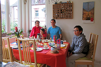 Dunja mit Familie beim Frühstück Dunja mit Familie beim Frühstück