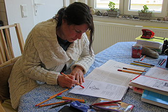 Dunja beim Unterricht