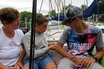 Bei Flaute mit Motor fahren und Seglerknoten üben Bei Flaute mit Motor fahren und Seglerknoten üben