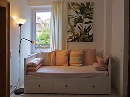 Kleines Zimmer mit ausziehbarem Bett